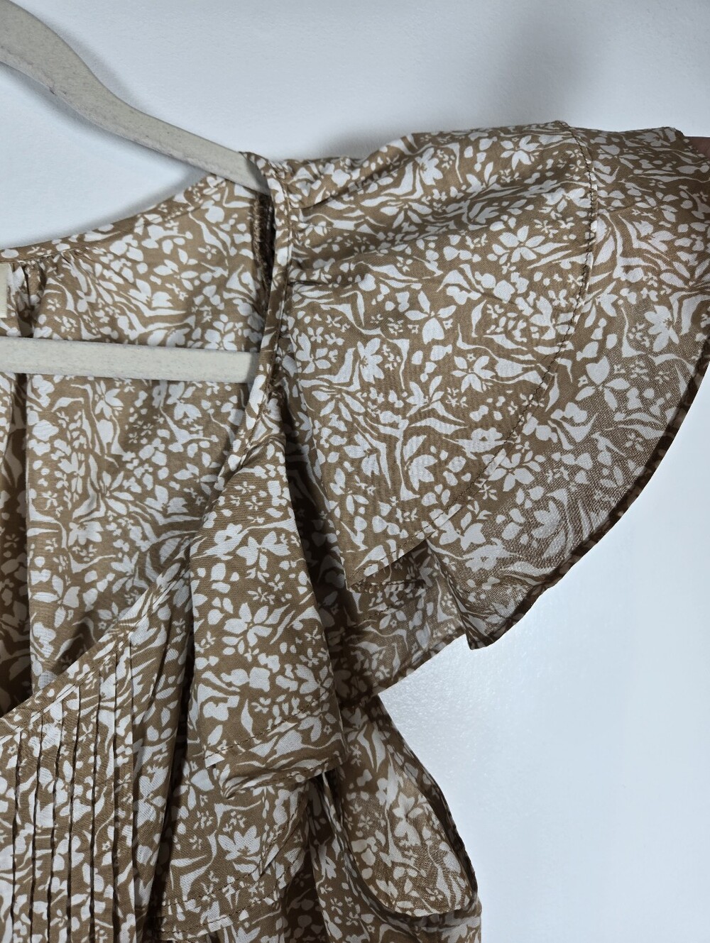 Universal Thread Tan White Ditsy Floral Flutter Sleeve Ruffle Top Size Medium - Picture 5 of 11